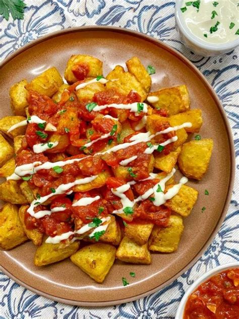 Patatas Bravas tányéron