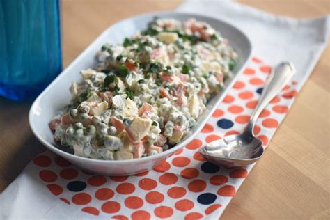 Egy tál frissen elkészített, gusztusos franciasaláta, friss petrezselyemmel megszórva