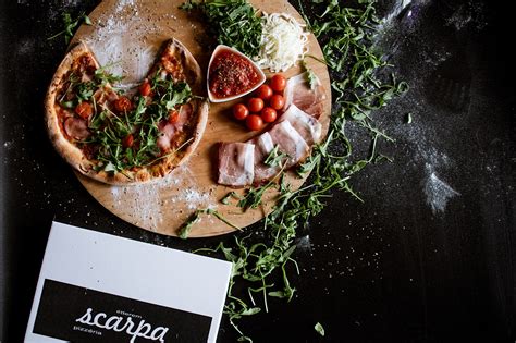 Scarpa Étterem & Pizzéria belső tér, tiszta asztalok