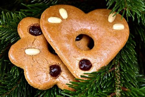 Különböző magvakkal díszített pogácsák kompozíciója