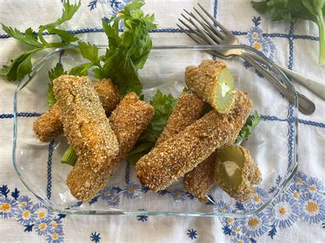 Töltött zellerszár friss fűszerekkel díszítve