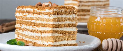 Orosz mézes torta lapok sütés közben