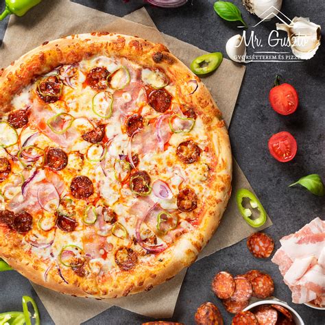 frissen sült magyaros pizza gazdag feltéttel egy karcagi fatüzelésű kemence mellett