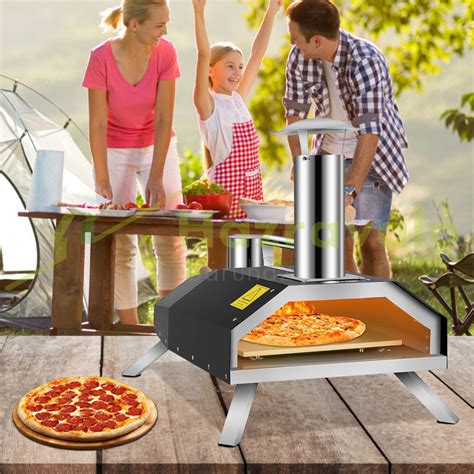 Családi összejövetel pizza kemence körül