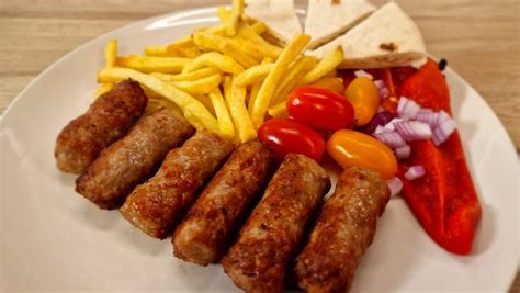Csevapcsicsa tálon