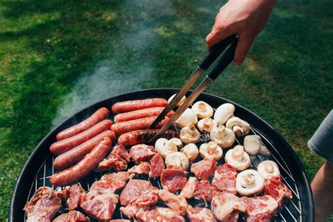 sertéshús grillezése kerti sütögetés közben