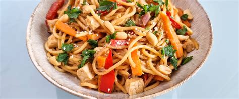 pad thai tészta wokban