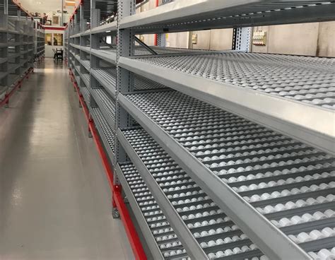 Raktári polcok rendezett, szezonális édességekkel feltöltve a karácsonyi szezon előtt