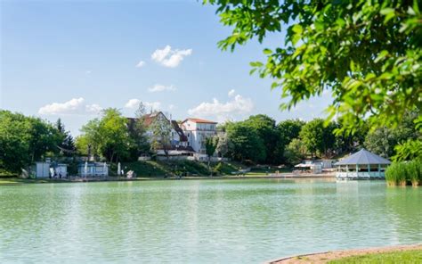 A gyömrői tóparti panoráma látképe a Bagoly Fogadó környezetében