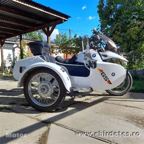 Régi oldalkocsis motorbicikli fagylaltárusítással