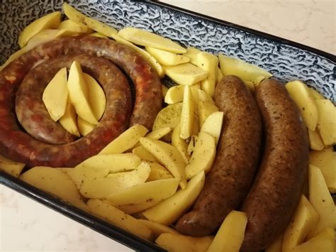 Serpenyőben piruló krumpli és kolbász, forró olajban