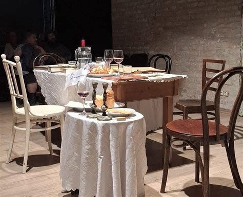 Családtagok, barátok vidáman étkeznek egy asztal körül, közepén tálalt csirkemellel.