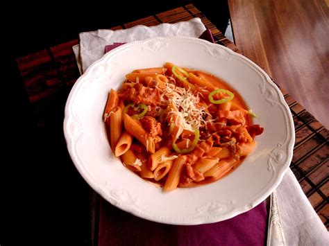Tálalás előtt álló csípős paradicsomos penne tejjel