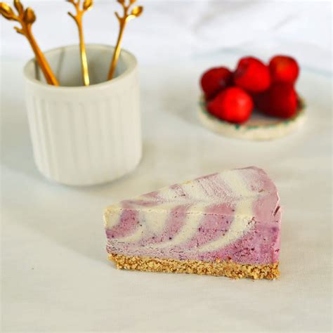 Szeletelt epres-bazsalikomos torta