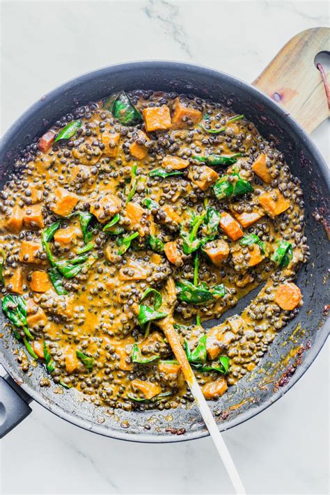 egészséges indiai lencse curry kókusztejjel és rizzsel