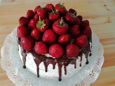 Friss eper a torta tetején