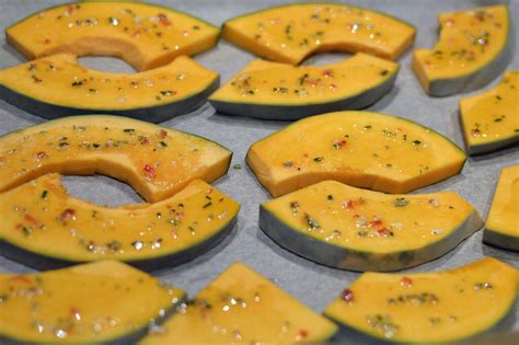 friss nyers grillkolbászok előkészítése a konyhapulton