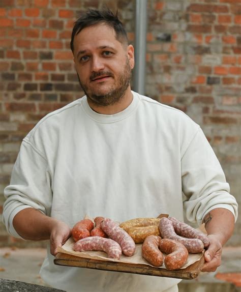 magyaros grillkolbászok pirosas színe a fűszerpaprikától