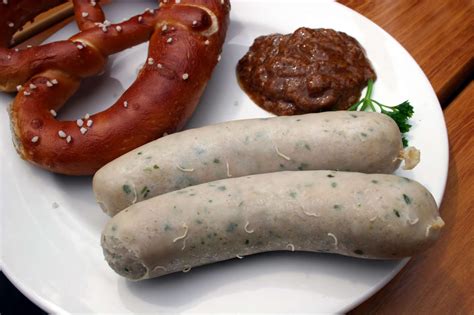 fehér színű bajor kolbászok tradicionális tálalása