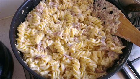 Egy ínycsiklandó carbonara tészta tálalása, amely a gyors és finom ételek szimbóluma.