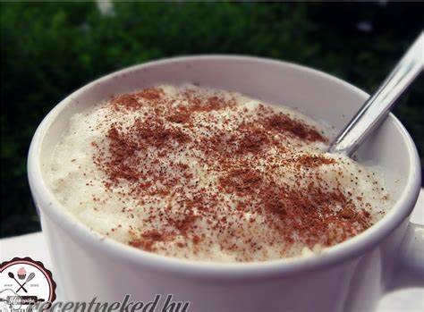 Gőzölgő, habos csokoládés cappuccino egy bögrében