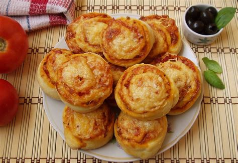 Pizza csiga formázásának lépései, a tekercseléstől a szeletelésig