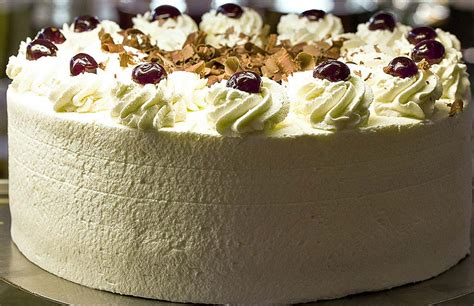 Dekorált fehércsokis torta
