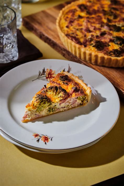 Brokkolis quiche tálalva