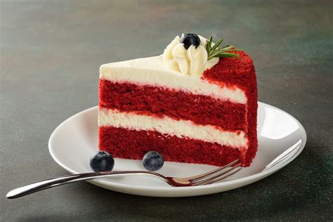 Vörös bársony torta szeletelve, látható a rétegek és a fehér krém kontrasztja