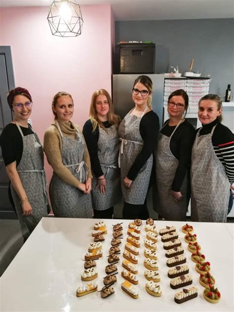 modern cukrászati laboratórium, ahol a diákok dolgoznak