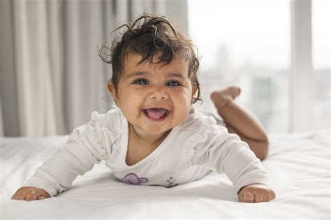 Képet fánk párnáról, amely a baba fejét támasztja