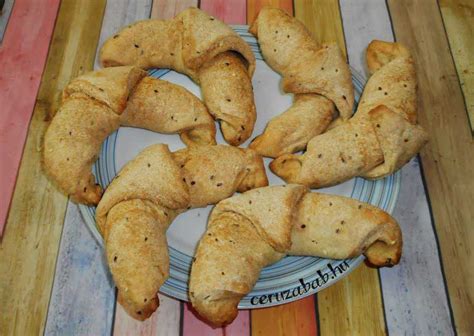 Dekorációval díszített Szafi Free kiflik