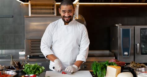 Egy catering eseményen a szakács szaktechnikus vezeti a konyhai csapatot, miközben ételeket tálalnak