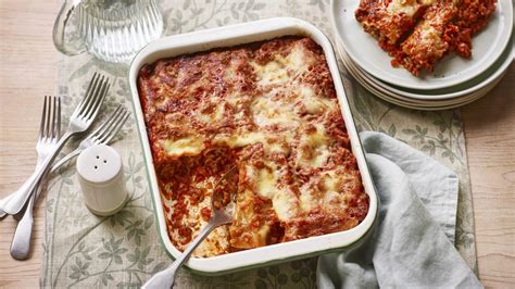 Megtöltött és becsomagolt cannelloni sütőtálban