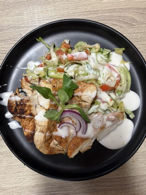 Friss gyros zöldségekkel és öntettel