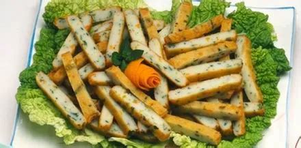 egy tál frissen sült, ropogós, kockára vágott füstölt tofu zöldfűszerekkel megszórva