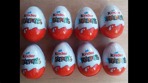 Egy Kinder-tojás átvágva, látható belső műanyag tokkal és játékkal