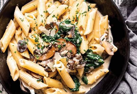 Kész tejszínes gombás baconos penne tálalva