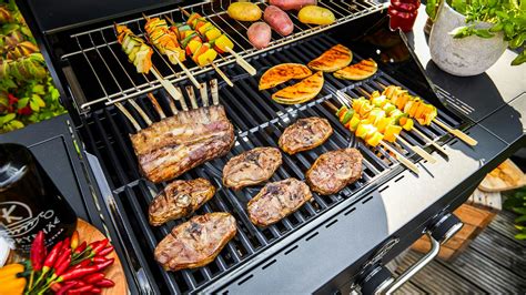 A faszenes grillezés hangulatát és ízeit bemutató kép