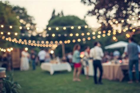 Hangulatos kerti grillparti éjszakai fényekkel