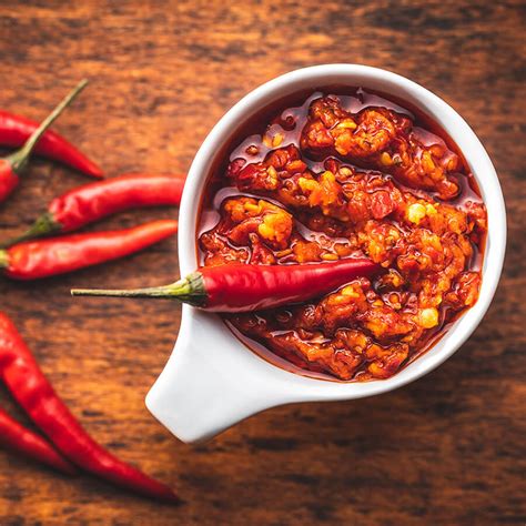 Frissen elkészült mangós chili szósz egy tálban