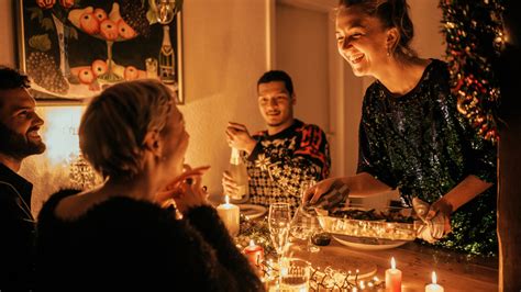 családi asztal köré gyűlt emberek élvezik a vacsorát