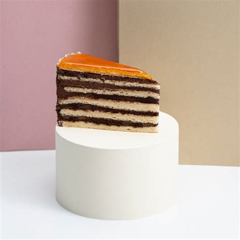 Sacher-torta szelet vaníliafagylalttal
