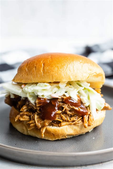 Különböző pulled pork tálalások
