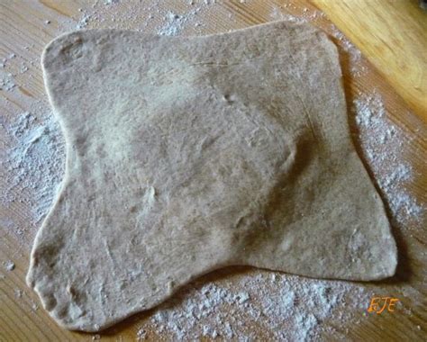 lépésről lépésre bemutató ábra a tészta töltéséről és tekeréséről