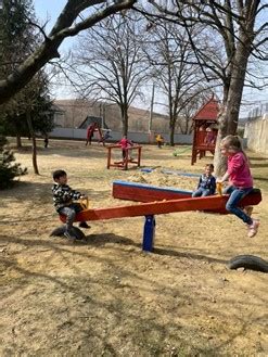 Gyermekek játszanak az óvoda udvarán