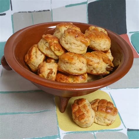kiszaggatott pogácsák tepsin