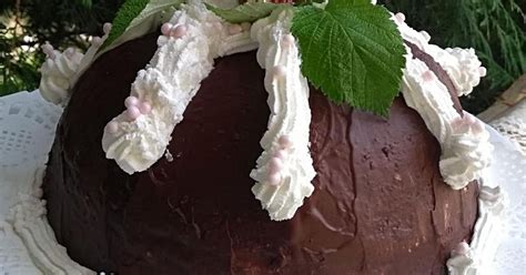 Hűtőben pihenő bombajó torta