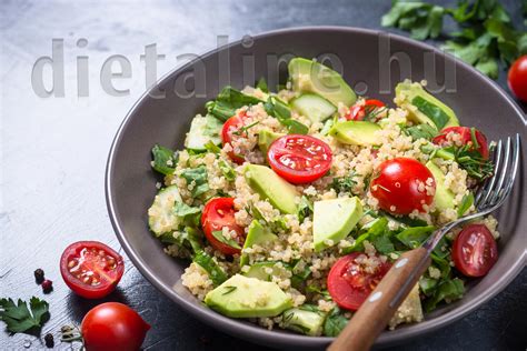 tálalt csirkés quinoa saláta zöldségekkel