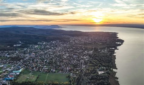 Balatongyörök panorámája a hegyoldalból